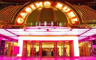 Les licenciements entraînent des tensions persistantes au casino Ruhl de Nice