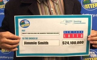 Un heureux gagnant retrouve un ancien ticket de loterie valant 24 100 000 $