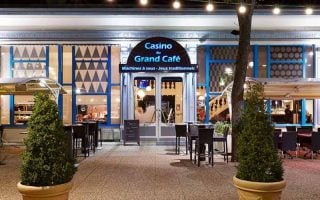 Le Casino Grand Café de Vichy accusé de discrimination par une transgenre